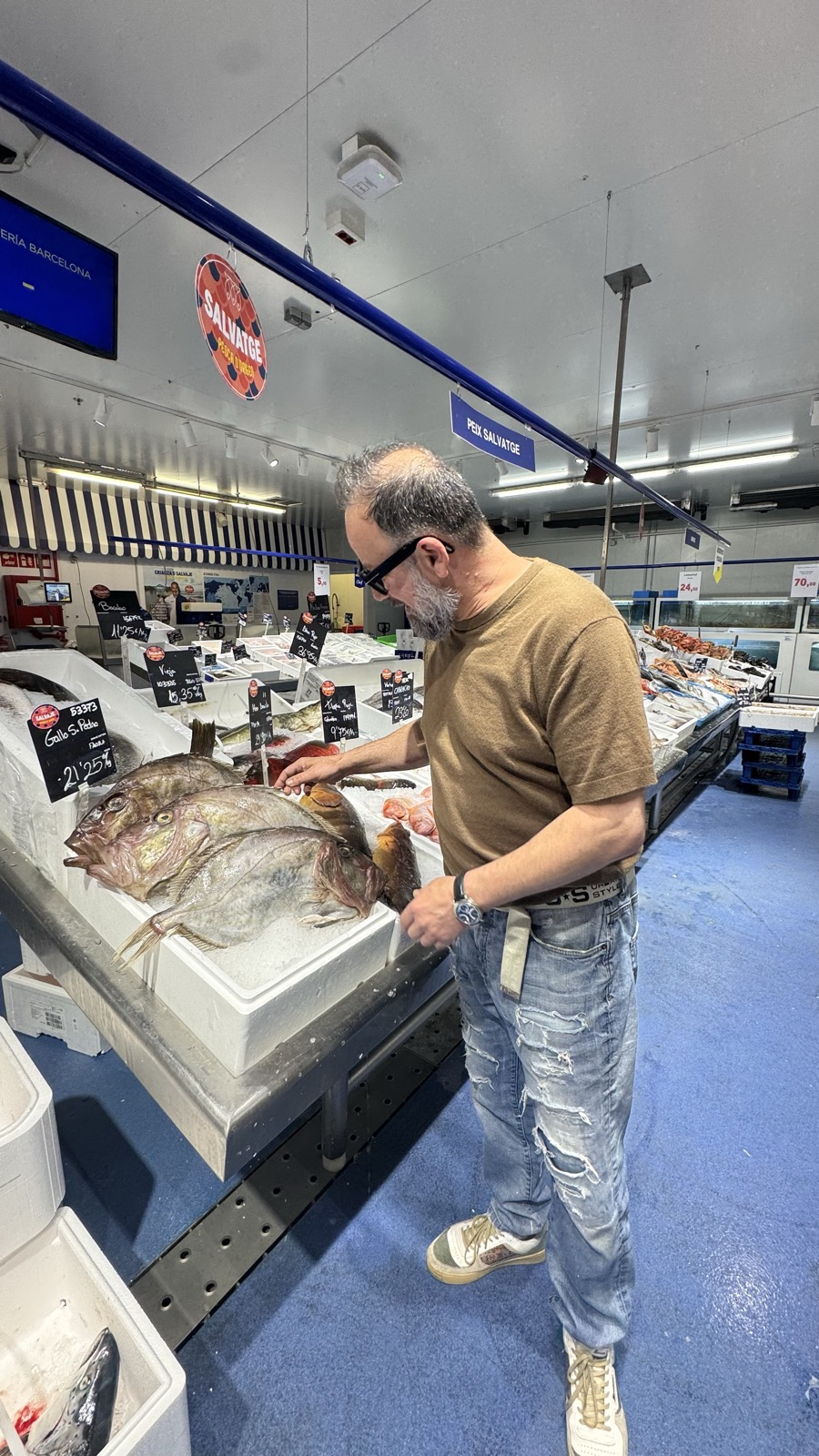 Frank picking fresh fish at a Barcelona market